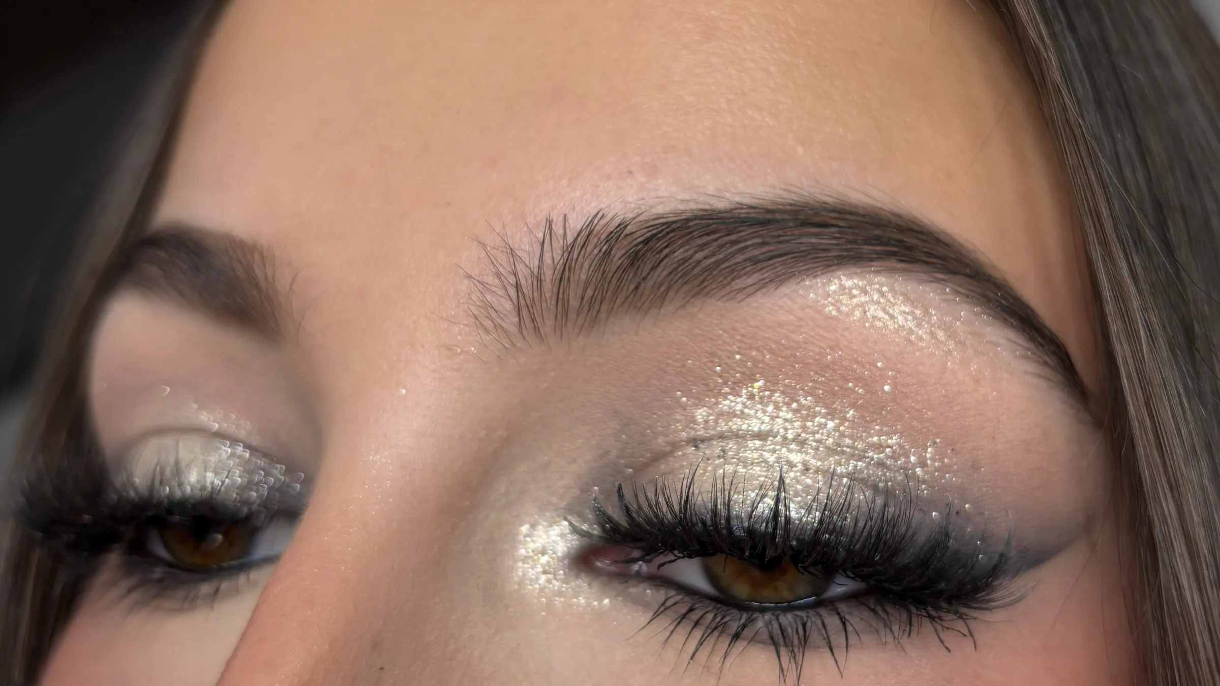 Glitzer-Augen-Make-up in Nahaufnahme